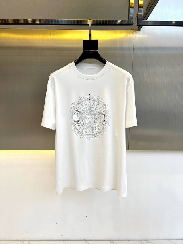 vers范思哲、2025春夏 新款短袖短袖打底T恤，烫钻重工打造胸前大幅图案，采用230克长绒棉面料无论单穿或内搭都很有范儿！衣身对比色车线细节，明线车缝贴布加