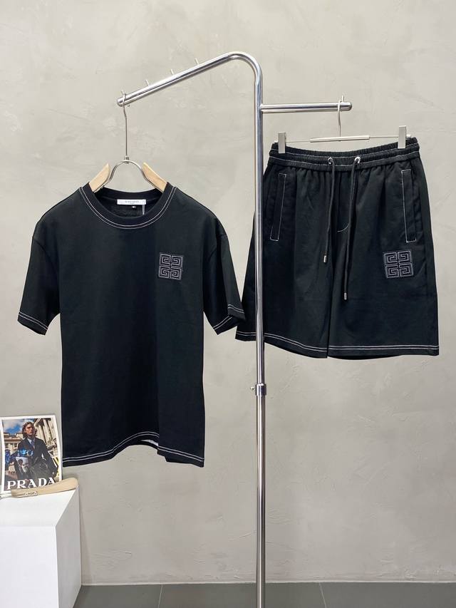 givenchy纪梵希独家专供春夏新款专柜同款套装，透气舒适休闲！高级感满满！细节精致高档，做工无可挑剔！原版高端面料很显高级！面料柔软细腻舒适 吸湿速干透气，