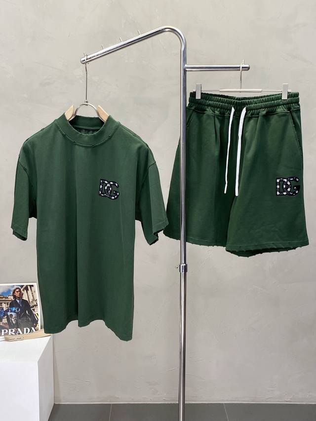 套。短袖 、短裤 。Dolce&Gabbana杜嘉班纳独家专供新款专柜同款春夏套装，高级感满满！细节精致高档，做工无可挑剔！进口面料 立体精致细腻。原版高端双面