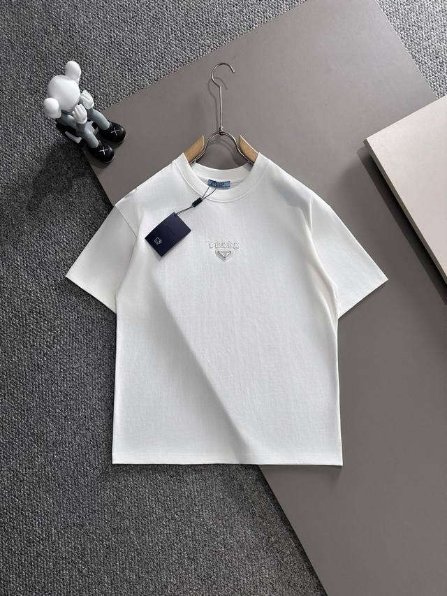 prada* 2025春夏款上新 原高版本 普拉达 面料采用270克高密度纯棉 不变形 不缩水 工艺介绍：双线走位 领口正中采用Prada高档皮表五金+凹凸压胶