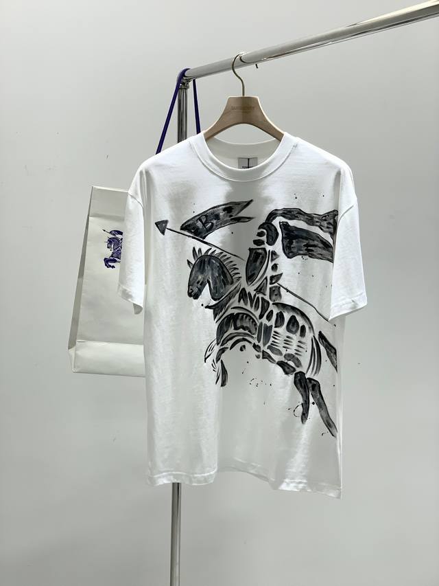 burberry 巴宝莉，2025夏季最新品，专柜同步有售，原单狠货，时尚休闲圆领短袖T恤，进口原版面料，上身舒适透气，顶级印花工艺字母图案装饰Logo，档次极