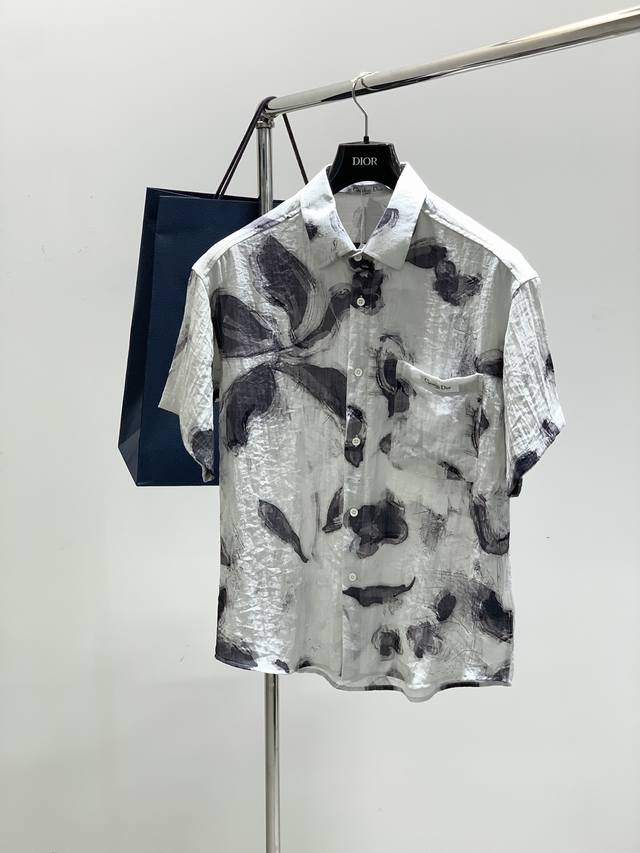 dior 迪奥， 2025夏季新品，专柜同步有售，简约时尚休闲短袖衬衫，原版进口面料，舒适透气，顶级刺绣工艺字母图案Logo，档次极高，独特设计，上身时尚帅气！