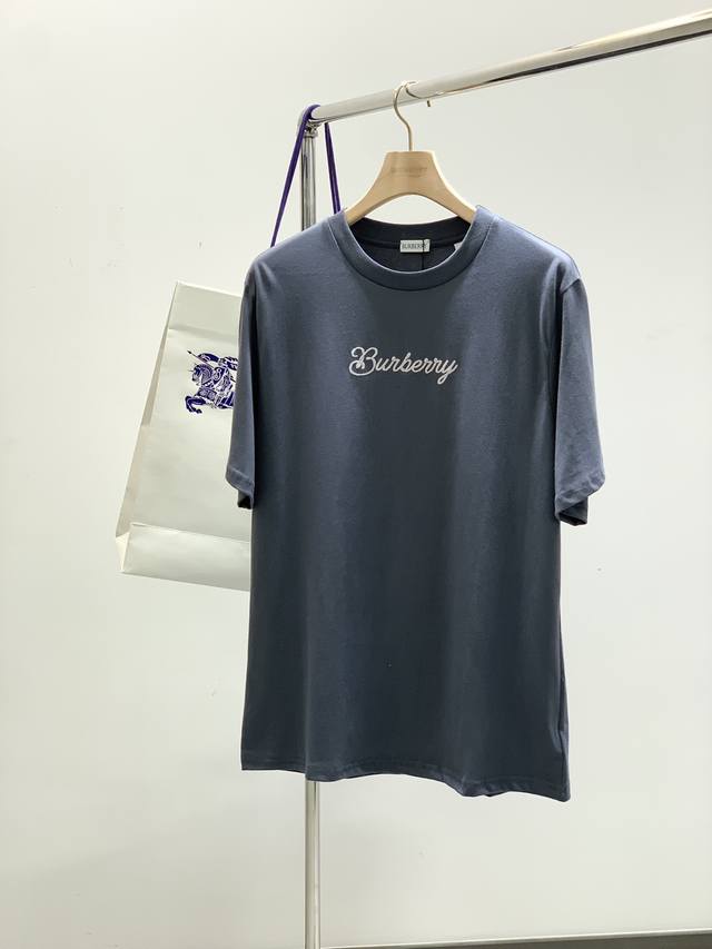 burberry 巴宝莉，2025夏季最新品，专柜同步有售，原单狠货，时尚休闲圆领短袖T恤，进口原版面料，上身舒适透气，顶级印花工艺字母图案装饰Logo，档次极