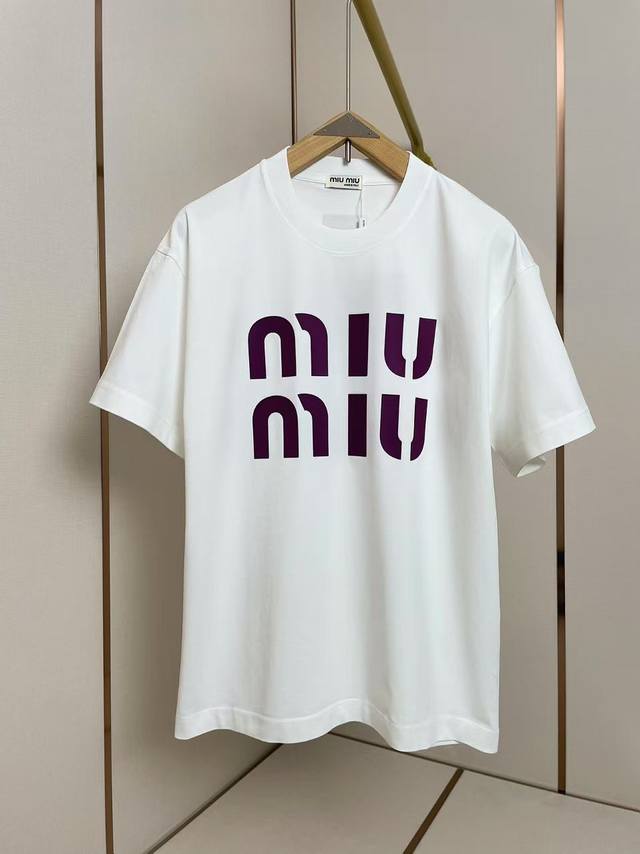 miumiu大Logo圆领T恤 硅胶立体印花 后领贴片 干净高级 双层螺纹领口 肩部通肩压条 280克纯棉面料舒适透气 黑白双色 男女同款 码数S-Xxl 20