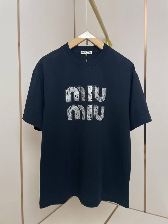 miumiu新款拉丝T恤 经典大Logo字母 拉丝与植 硅胶边框交织在一起 无论是艺术感 高级感 全都拉满 肩部通肩压条 280克纯棉面料舒适透气 黑白双色 男