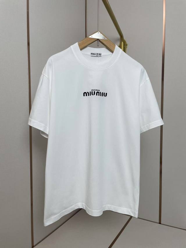 miu Miu 新款简约字母T恤 植绒印花手感柔软 立体感十足 肩部通肩压条 280克纯棉面料舒适透气 黑白双色 男女同款 码数S-Xxl