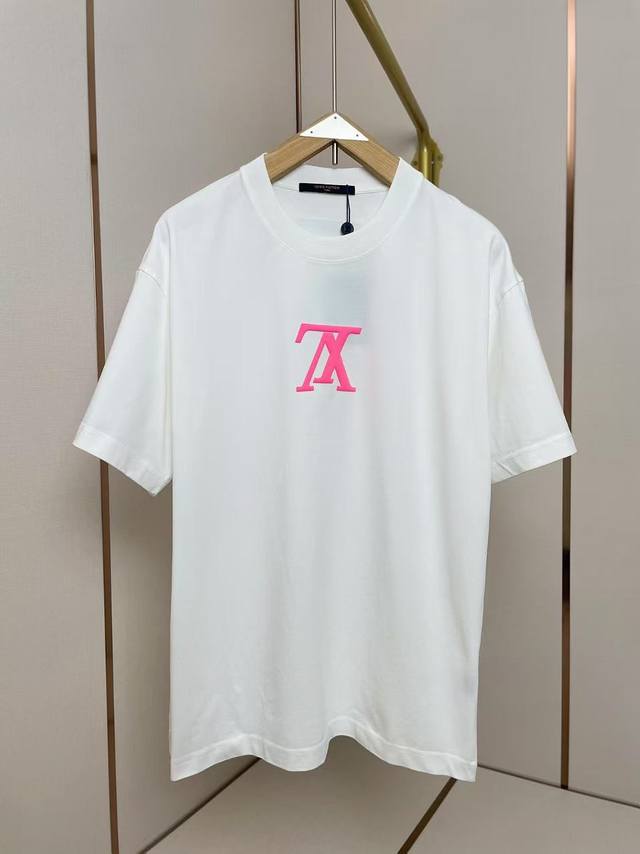 lv2025新款立体印花T恤 反Logo设计非常个性 3D立体印花高级感十足 肩部通肩压条 280克纯棉面料舒适透气 黑白双色 男女同款 码数S-Xxl