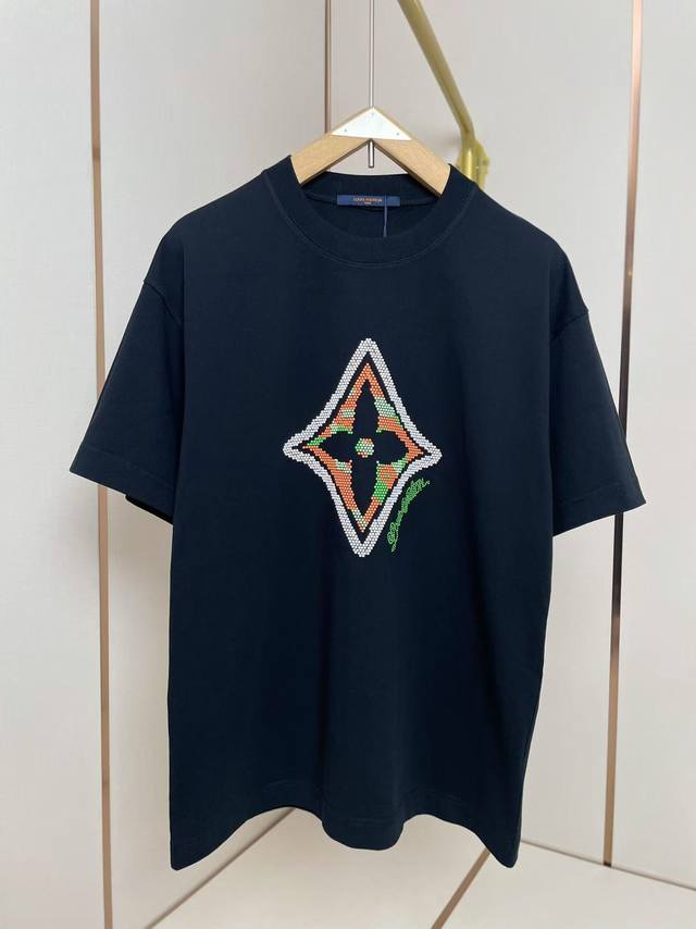 lv2025新款四叶草烫珠T恤 Logo全是一颗一颗独立的小珠子 非常奢华的感觉 肩部通肩压条 280克纯棉面料舒适透气 黑白双色 男女同款 码数S-Xxl