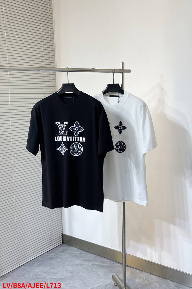 l713 Lv路易威登 2025春夏男士新款经典Logo印花圆领短袖T恤。进口100%纯棉面料，面料手感丝滑柔软，透气亲肤性极佳，着身无比的舒适，整体质感相当之