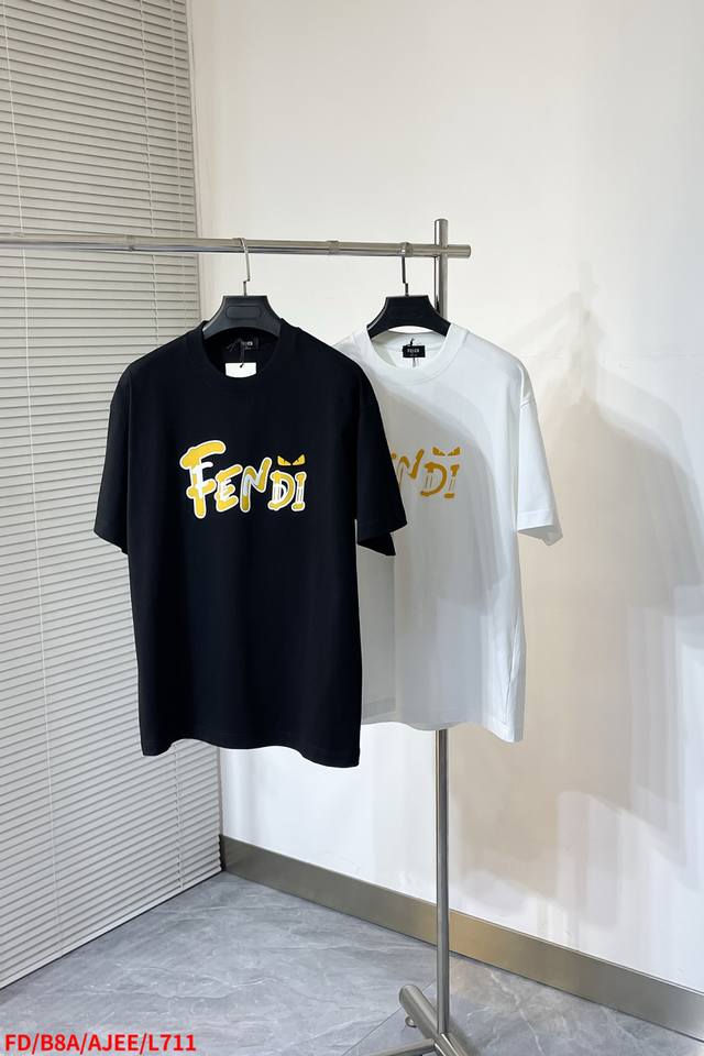 l711 Fd芬迪 2025夏装新款男女同款短袖T恤，！定制专属纯棉面料，定制原版工艺螺纹，胸前重工字母Logo工艺设计！简约大方，从容百搭，档次极高，完美融入