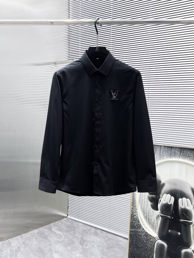 路易威登 Lv Ss新款长袖 衬衫 衬衣，高端版本！专柜定制面料 透气舒适度高，细节无可挑剔，品牌元素设计理念，体现高品质。手感细腻柔软！呈现休闲裁剪，上身版型