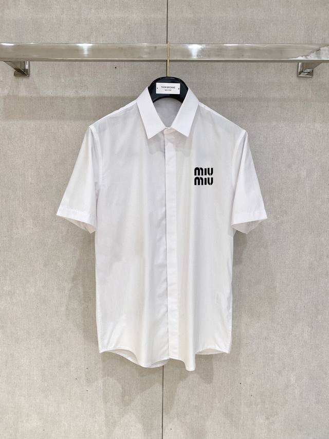 miu Miu 专柜最新款男士必备款衬衫，100%天然棉，舒服透气，原单狠货，原版面料，柔软舒适，上身高端又奢华，足够场面的档次，这款衬衫无不骄傲的让你满意有面