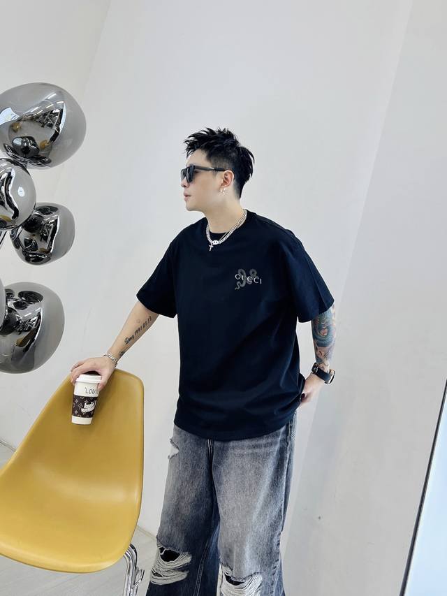 gucci 2025官网新款字母印花双层重工短袖T桖 字母图案不管是T桖还是卫衣都是每年的爆款单品 前幅大面积印花采用大康丽数码印花机直喷 成本极高 经过多次的
