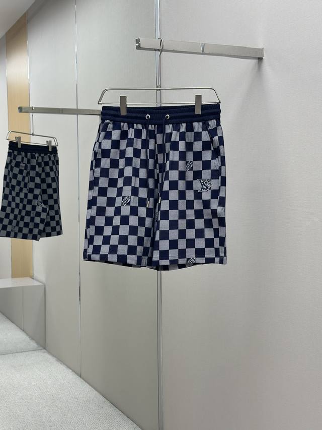 lv 男士精品休闲裤顶级面料休闲短裤 最新款上身版型无敌正绝对可以闭眼收的一款此款裤子非常百搭，弹力腰围,日常上班户外运动都可以穿着，是时尚休闲与户外运动的完美