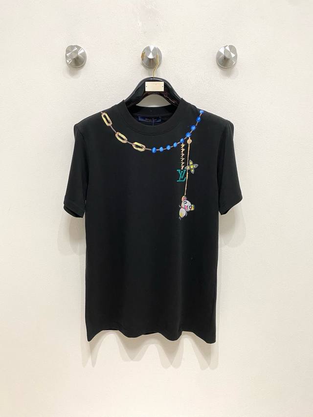 lv 高定面料 玉蚕丝般的丝滑 2025春夏新品上市时尚经典圆领短袖时尚单品设计，更加时尚舒适，高标准定制，上身非常有型，人工手绘工艺 客供辅料，客供进口高档面