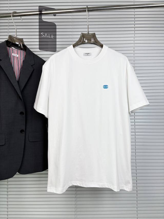 高定面料 玉蚕丝般的丝滑 2025春夏新品上市时尚经典圆领短袖时尚单品设计，更加时尚舒适，高标准定制，上身非常有型，全新刺绣工艺 客供辅料，客供进口高档面料质感