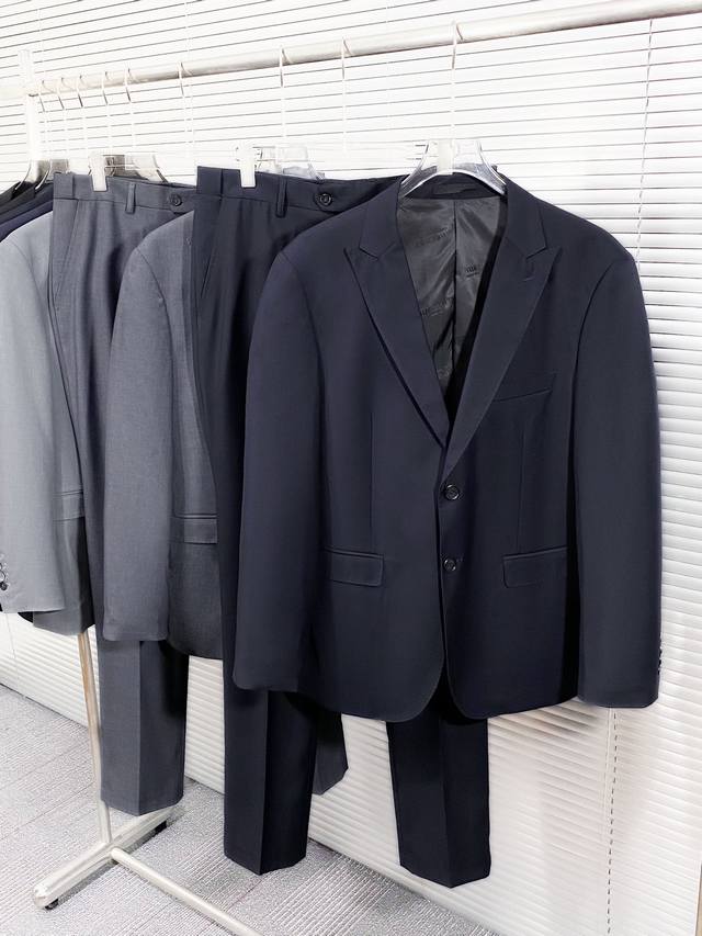 新品 Burberry24早秋新款顶级平纹羊毛材质黑色修身套西，男士黑色灰色双粒扣西服 直筒西裤商务休闲套装！贸易公司渠道稀出，同步官网发售！B家高端商务主线臻
