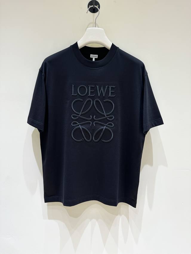 新品 Loe家族男士简约圆领短袖T恤，贸易公司渠道货，24年夏季新品，官柜同步售卖，经典明星级单品！ 整体的设计符合Loe家美学设计，运用了经典的品牌元素，完美