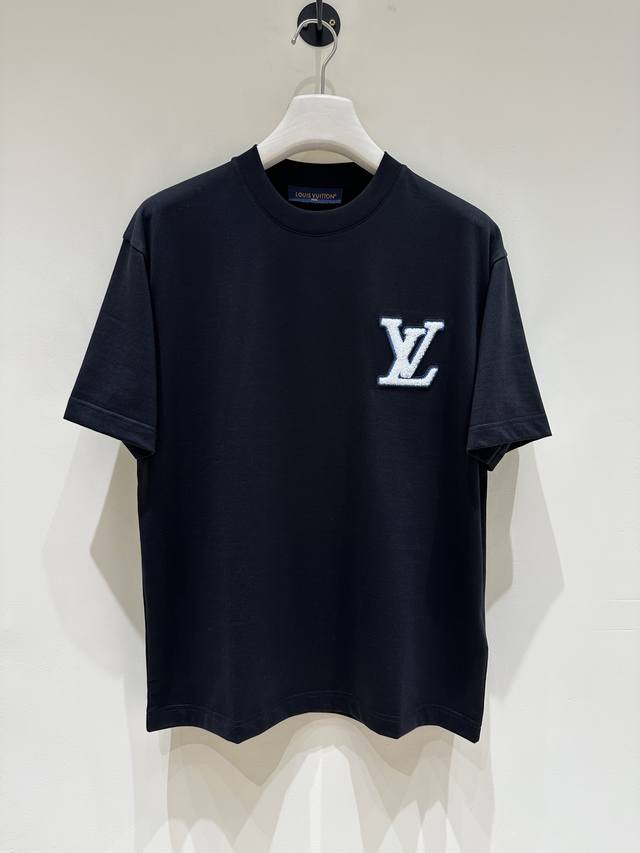 新品 V登家族男士高端时装款圆领短袖T恤，香港洋行渠道货，高奢品鉴白金级单品，25年春夏新品，经典人气单品！ 客供埃及进口顶级面料，高克重打造，经过意大利百年工