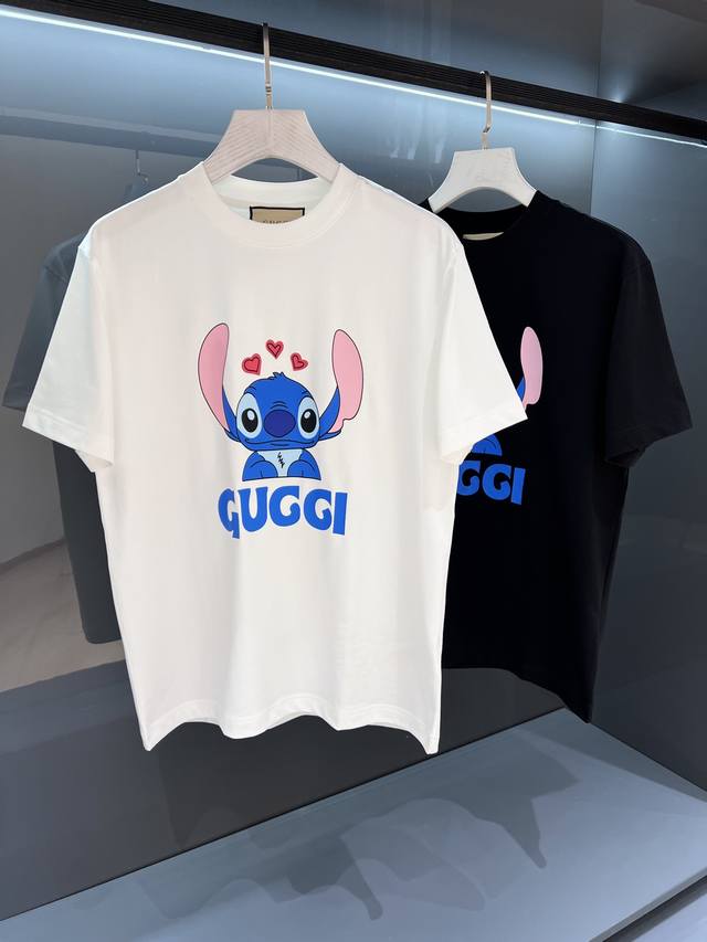 新品 柜台限定 2025Ss春夏Gu*Ci 涂鸦印花字母标识短袖T恤 全新系列单品T恤,裁剪设计为当今的潮流趋势,街头风格的新纪元. 客供针织棉面料.整体工整度