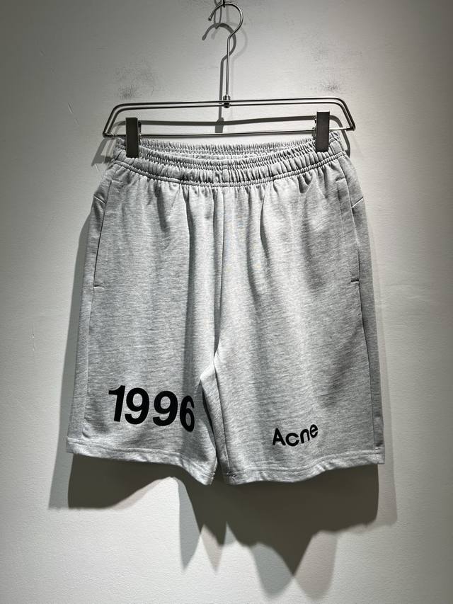 acne Studi*Os2025春夏新款男女同款短裤，专柜同步发售！定制专属纯棉面料，定制原版工艺螺纹，衣身设计标识Logo压绒设计！完美融入时尚还有风情感一