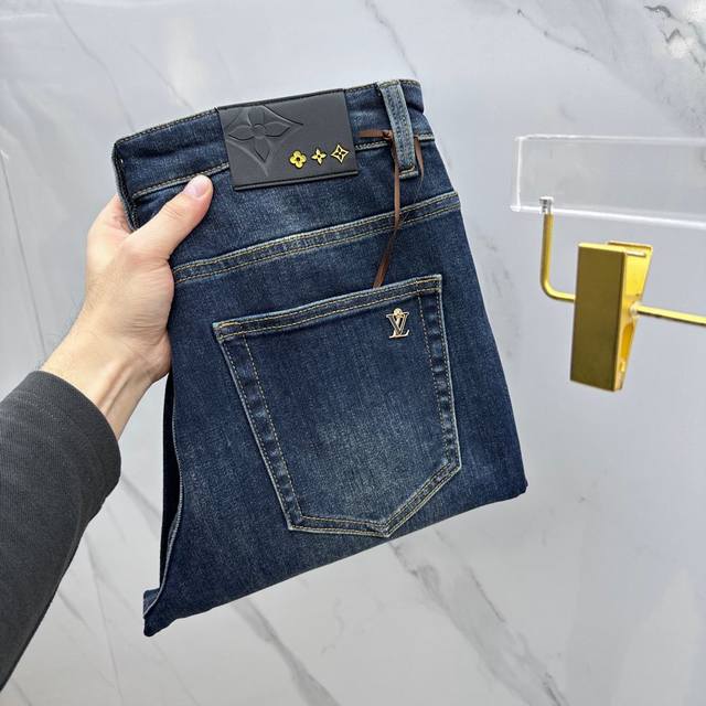 lv 路易威登 高端定制、2025早春最新款牛仔裤 柜台同步发售 原版定制复刻 客供五金辅料 原单品质 进口牛仔面料重工洗水 定制精品皮牌卡扣 做工走线精细 上