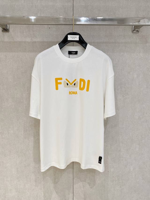 fendi 芬迪 新款，经典不变....Fd短袖 还是最最简单啊设计， 最耐穿的款式，只是在印刷配色上进行更新和改进，Fd字母的立体感更强 颜色更完美。出口级别