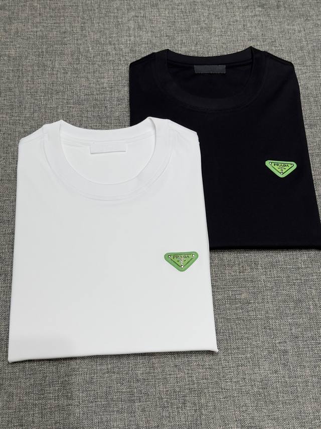 新品 普拉达男士时装款圆领短袖T恤，贸易公司洋行货，高级限定款，25年春夏新品，明星级人气单品！ 客供埃及进口顶级面料，甄选尼罗河区域光照极好的上等棉花原料，经