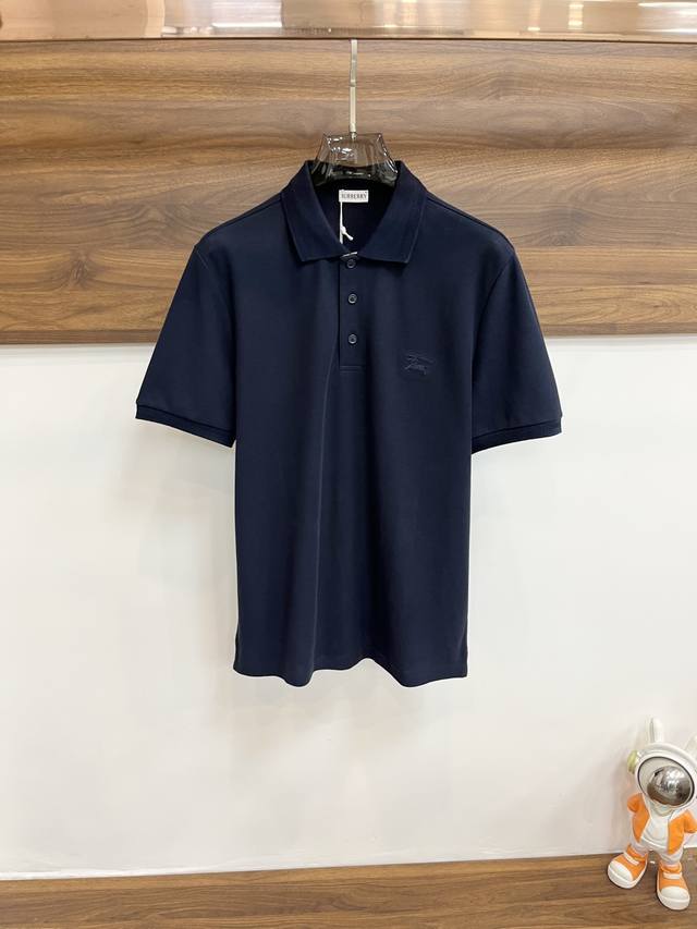 主推 Burberry 独家专供秋季新款巴宝莉时尚休闲翻领短袖，高端欧版原单T恤，潮流时尚休闲半袖 透气舒适度高，细节无可挑剔，品牌元素设计理念，体现高品质。呈