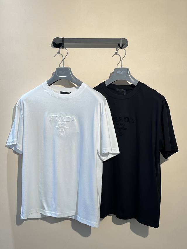 普拉达 2025Ss春夏 男女情侣款牙刷绣立体Logo图标设计 短袖T恤简约的时尚元素设计凸显精简,隶属今夏高颜值单品. Prada液氮黑科技面料你感受过极致的