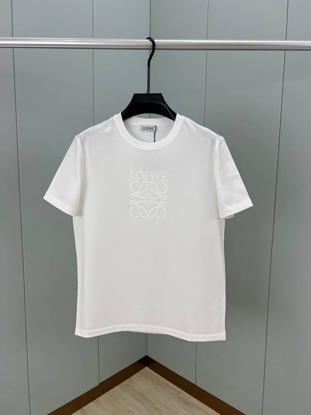 loewe.罗意威 25春夏新品Anagram Logo植绒标识短袖T恤，正面饰品牌Logo同布色系植绒印标识设计彰显品牌辨识度，采用定制80支双股丝光棉面料；