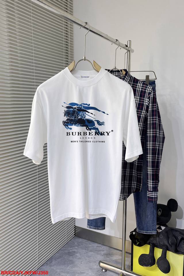 j350 Br巴宝莉 2025官网新款字母印花双层重工短袖T桖 字母图案不管是T桖还是卫衣都是每年的爆款单品 前幅大面积印花采用大康丽数码印花机直喷 成本极高