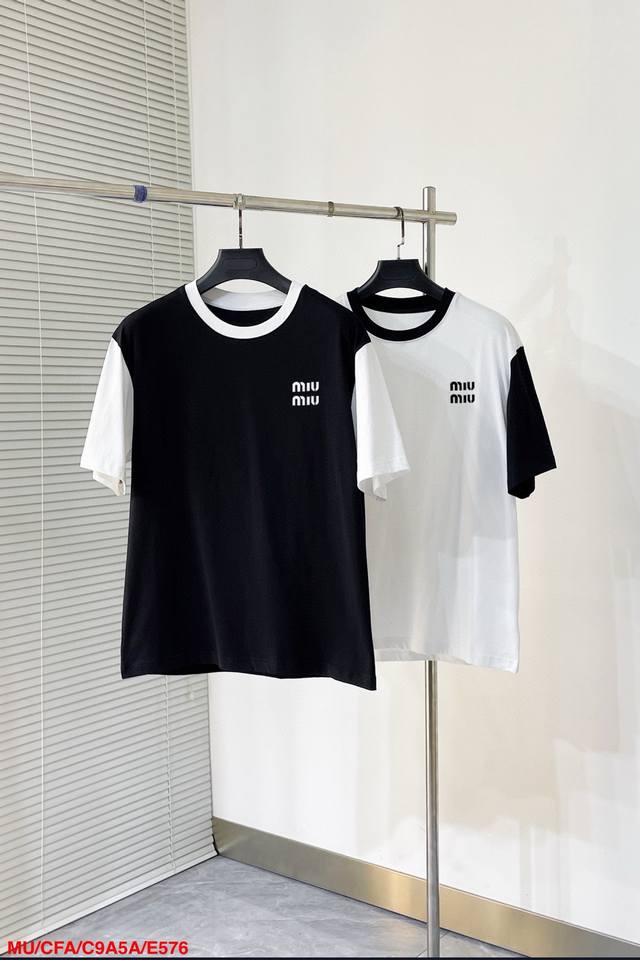 e576 Mumiumiu 拼接新款字母印花双层重工短袖T桖 字母图案不管是T桖还是卫衣都是每年的爆款单品 前幅大面积印花采用大康丽数码印花机直喷 成本极高 经