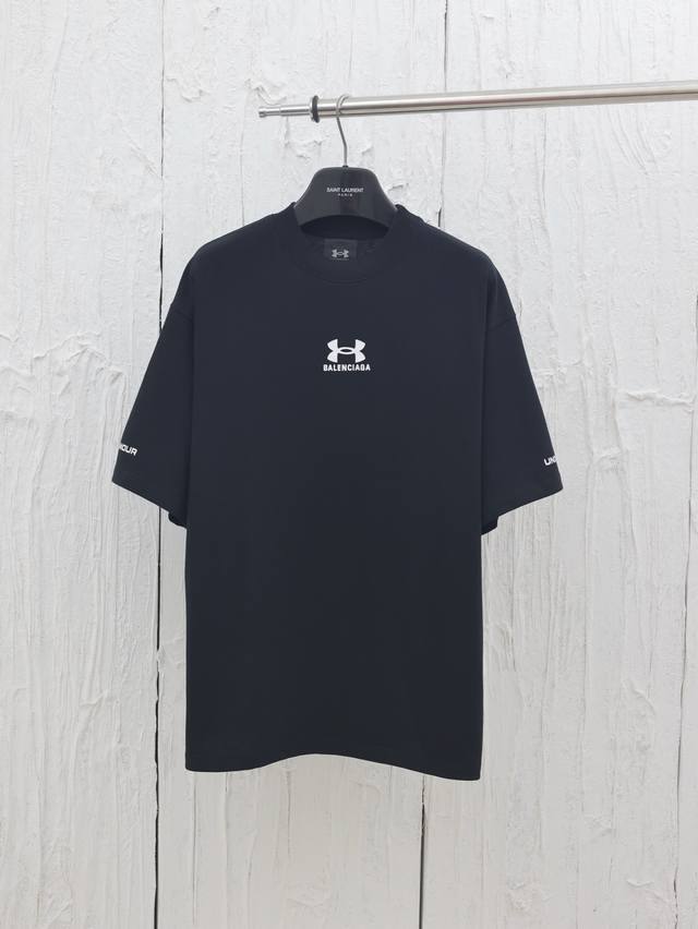 balenciaga* 巴黎25Ssxua24Fw联名安德玛印花短袖 面料采用230克精梳纯棉平纹布面料柔软舒适抗皱上身透气又有质感印花采用手工丝网胶浆印花订制