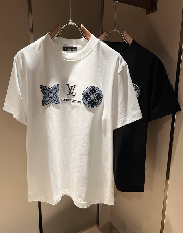 louisvuitt*路易*登 2025春夏全新系列单品上线，非常时髦前卫的一款男女同款短袖T恤，标识Logo图案植绒修饰！区别于以往的不同，宣示品牌传承多年的