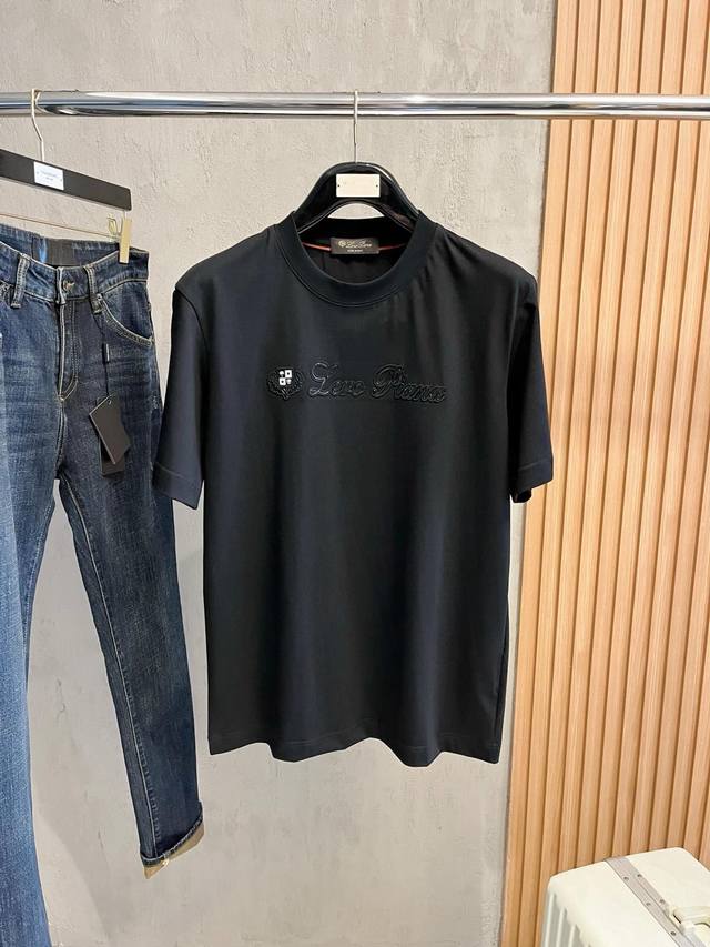 lp春夏新款首发专柜最新款短袖圆领T恤 高端订制 设计前卫时尚！品牌Logo重工艺设计 高端定制230克面料.手感柔软.穿着舒适.专柜级别精致车线.颜色：黑色。
