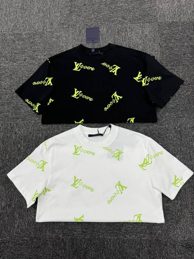 lv2025春夏新品上市时尚经典圆领短袖时尚单品设计，更加时尚舒适，高标准定制 客供辅料，客供进口高档面料质感非常细腻，细节工艺精湛考究，任何时装都可以搭配 尺