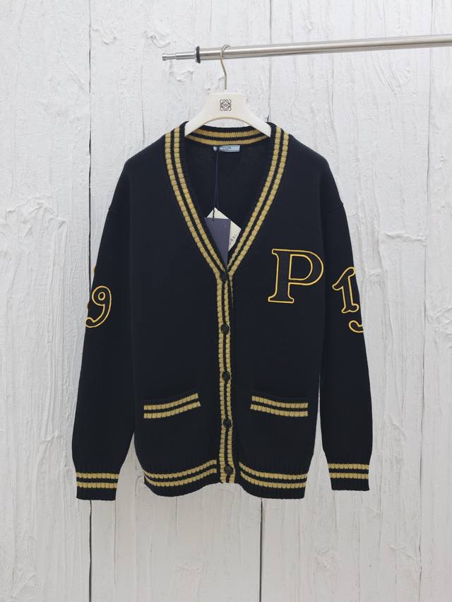 prada* 普拉达25Fw新款黑金刺绣毛织开衫 纱线由50%羊毛50%腈纶加弹力丝组成，由7针大勾机织片，每件耗时120分钟，前片原身出口袋，口袋两侧没有骨位