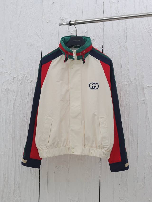 gucci* 古驰25新款织带尼龙夹克外套 定制多色拼接撞色面料，前胸经典互扣双G贴饰，衣领处条纹织带细节，隐形拉链帽兜设计，内里浅米色网眼里布，魔术贴手袖弹力