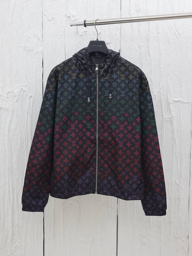 lv* 路易25新款花卉渐变印花防风夹克 选用轻盈科技面料，上身舒适，轻盈着身 全幅Monogram印花渲染微妙渐变效果 经过多次比对，终于对色对版，成品让人满
