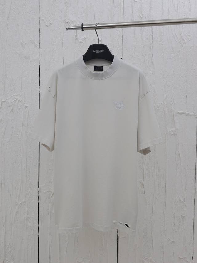 balenciag* 巴黎Blcg 25闪粉麦穗圆领短袖 采用15S精棉平纹，正面饰以闪亮艺术作品印花，金沙闪粉印花是在面料表面形成金属质感闪光效果的装饰工艺，