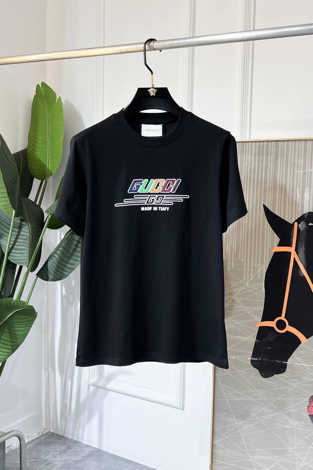 lv 2025Ss蛇年贺岁款春夏精品短袖T恤 官网同步 高端品质 定制顶级丝光棉面料，顶级大厂1:1制作，时尚大牌重工艺Logo设计，手感柔软细腻 穿着亲肤舒适