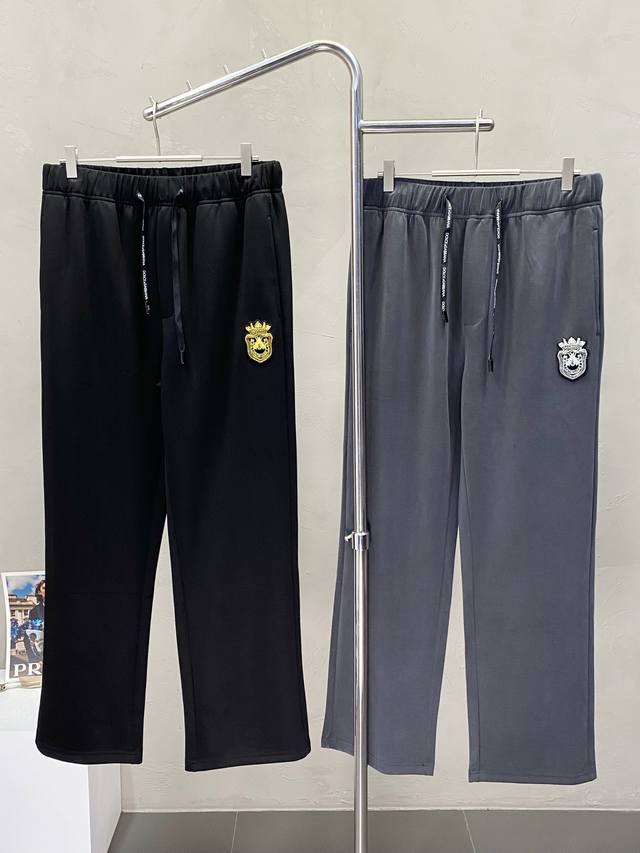 dolce&Gabbana杜嘉班纳独家专供新款休闲裤 高端版本！专柜定制面料 透气舒适度高，细节无可挑剔，品牌元素设计理念，体现高品质。手感细腻柔软！呈现休闲裁
