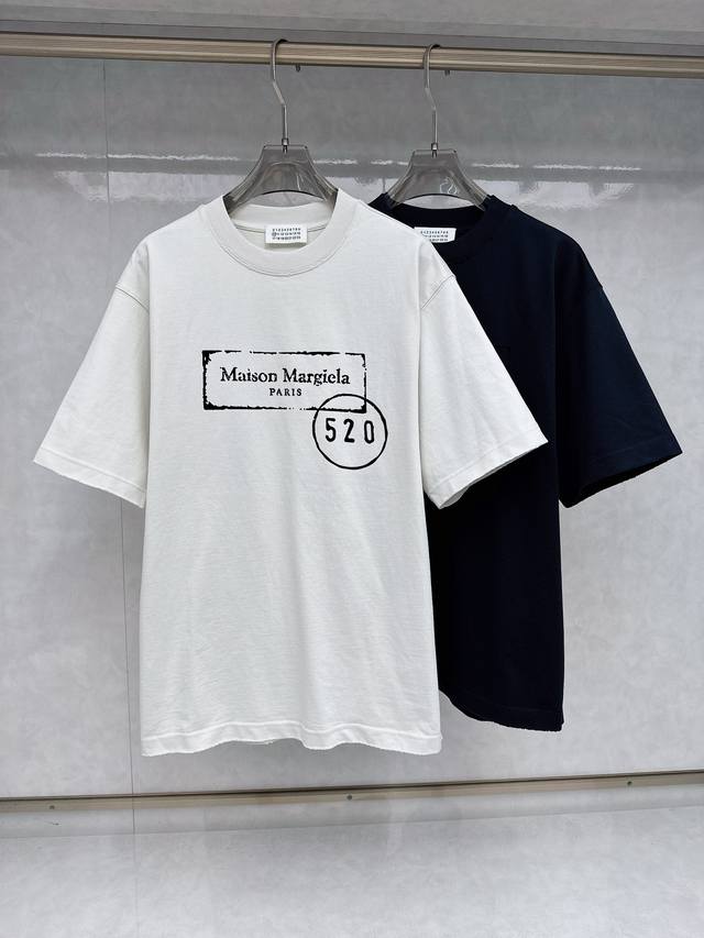 马吉拉夏季新款短袖，采用优质棉质水洗面料，渐变工艺超级好看，超级舒适透气，面料极好亲肤舒适轻薄。字母采用重工发泡工艺！整体轮廓版型设计完美，挺括有型！干净利落高