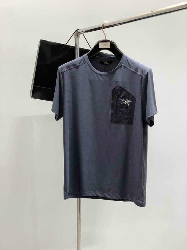 arcteryx 始祖鸟，2025夏季Aw新品，时尚休闲圆领短袖T恤，专柜同步有售，原单狠货，进口原版面料，工艺极度复杂，视觉相当雅致时髦，高贵而优雅，从主体面