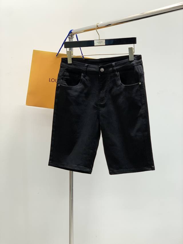 louisvuitton 路易威登，2025夏季新款，专柜同步有售，原单狠货，水洗休闲牛仔短裤，进口原版水洗弹力面料，舒适有弹性，顶级印花工艺字母图案Logo，