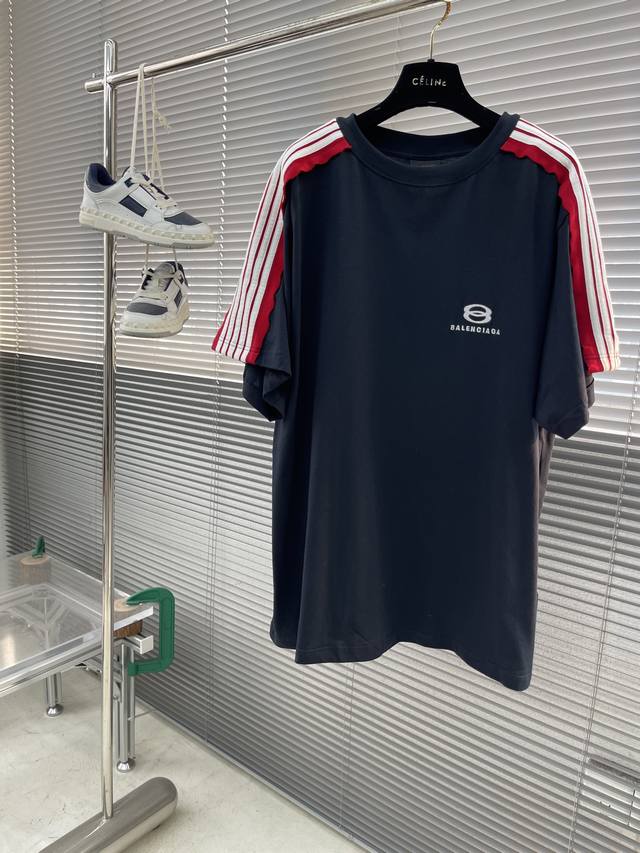 balenciag 25Ss新款Hi There + Dripley做旧白色平纹针织中号版型T恤！正面和背面饰以Hi There + Dripley艺术作品，
