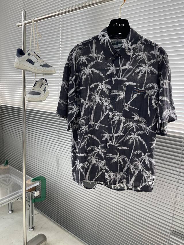 驴牌 25Ss短袖衬衫整体采用Monogram Multi Flags 图案，为正面融入 Damier 和 Monogram 花卉元素。前襟排布柔润珠光纽扣，正