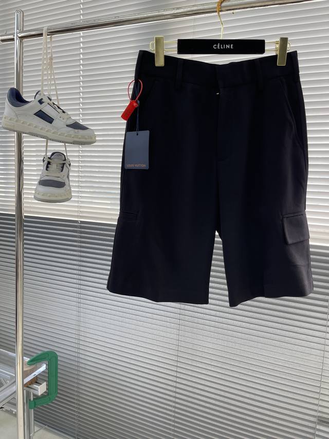 驴牌 标签工装短裤 定制极光Tr料 光泽自然 舒适贴肤 经典黑色基调 前幅饰以同质化Clean Fit展示 极致的纯净感 侧面贴袋设计独具匠心 以1V标签扣为点