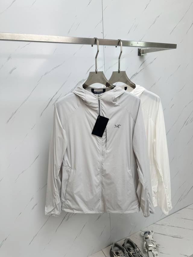 arc‘Teryx 始祖鸟 男士连帽夹克防晒服#全新户外轻薄防晒外套上线，整体超前时髦的设计，打破设计师以往的传统风格面料采用100%聚酯纤维成分打造，手感轻薄